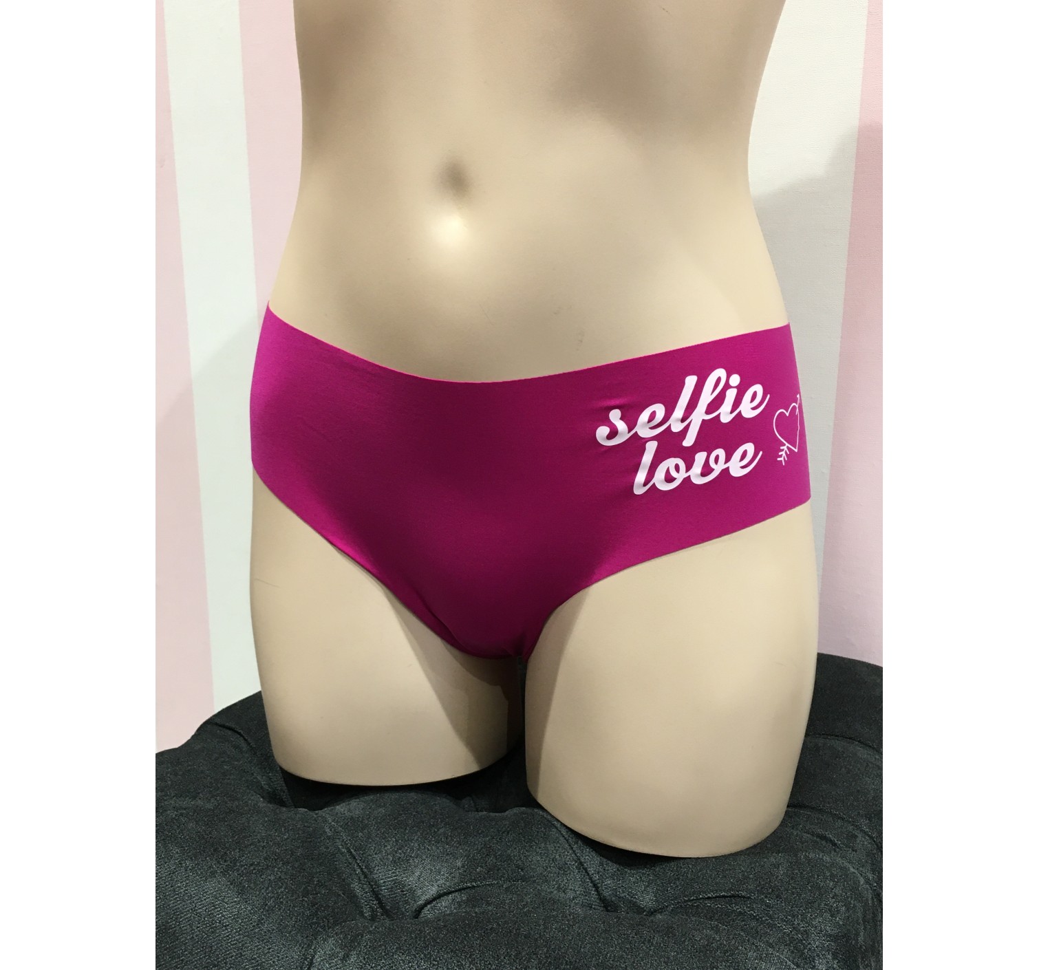 Трусики чикстер Victoria’s Secret No Show Cheeky Panty Selfie Love print