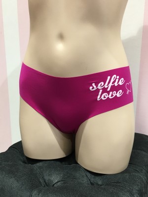 Трусики чикстер Victoria’s Secret No Show Cheeky Panty Selfie Love print