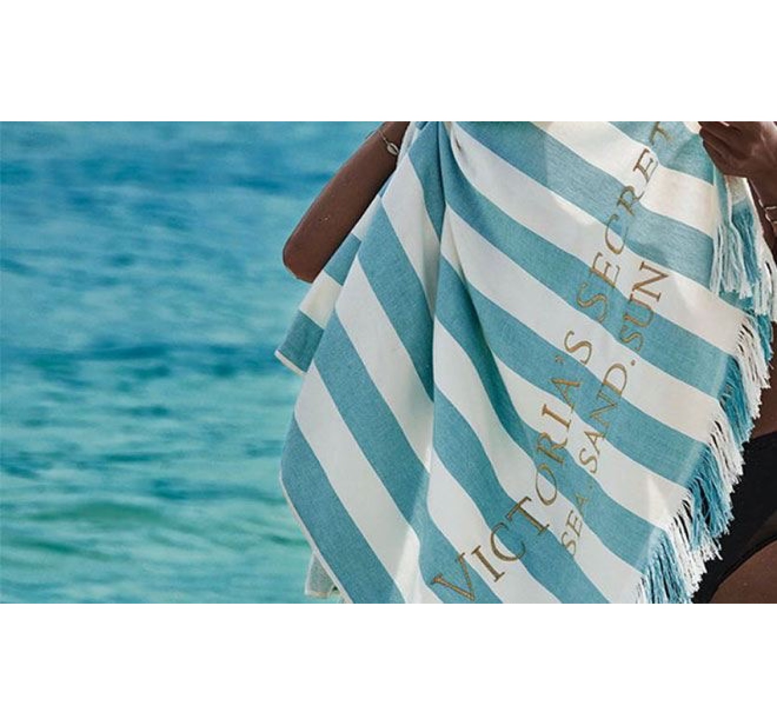 Полотенце для пляжа Victoria’s Secret принт синяя полоска и золотом вышит VS logo