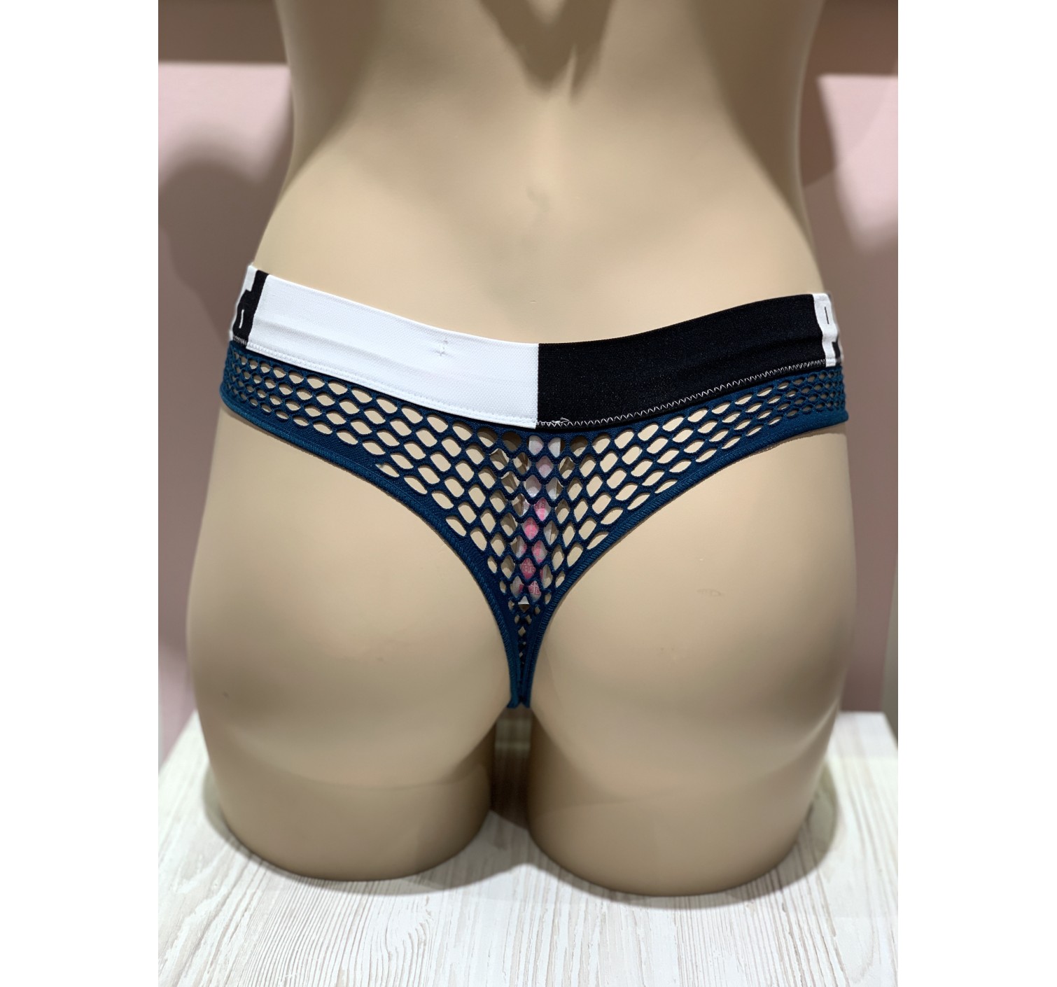 Трусики стринги Victoria’s Secret PINK Thong panty logo VS
