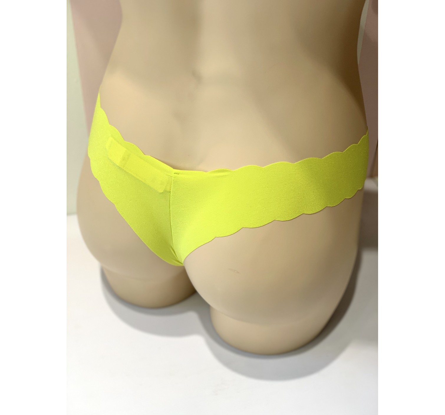 Трусики бесшовные стринги Victoria’s Secret Thong panty