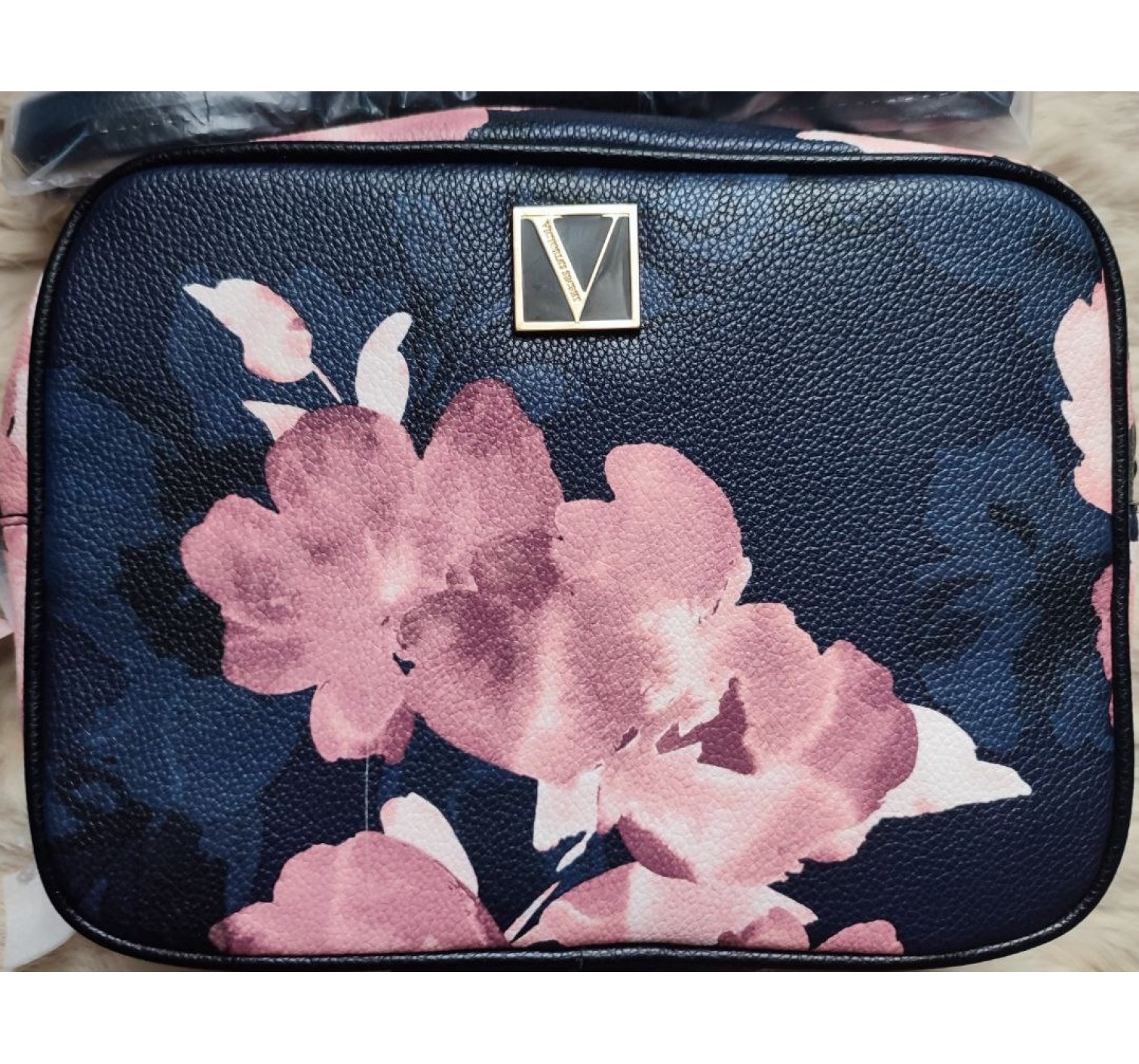 Сумка Виктория Сикрет The Victoria Top Zip crossbody