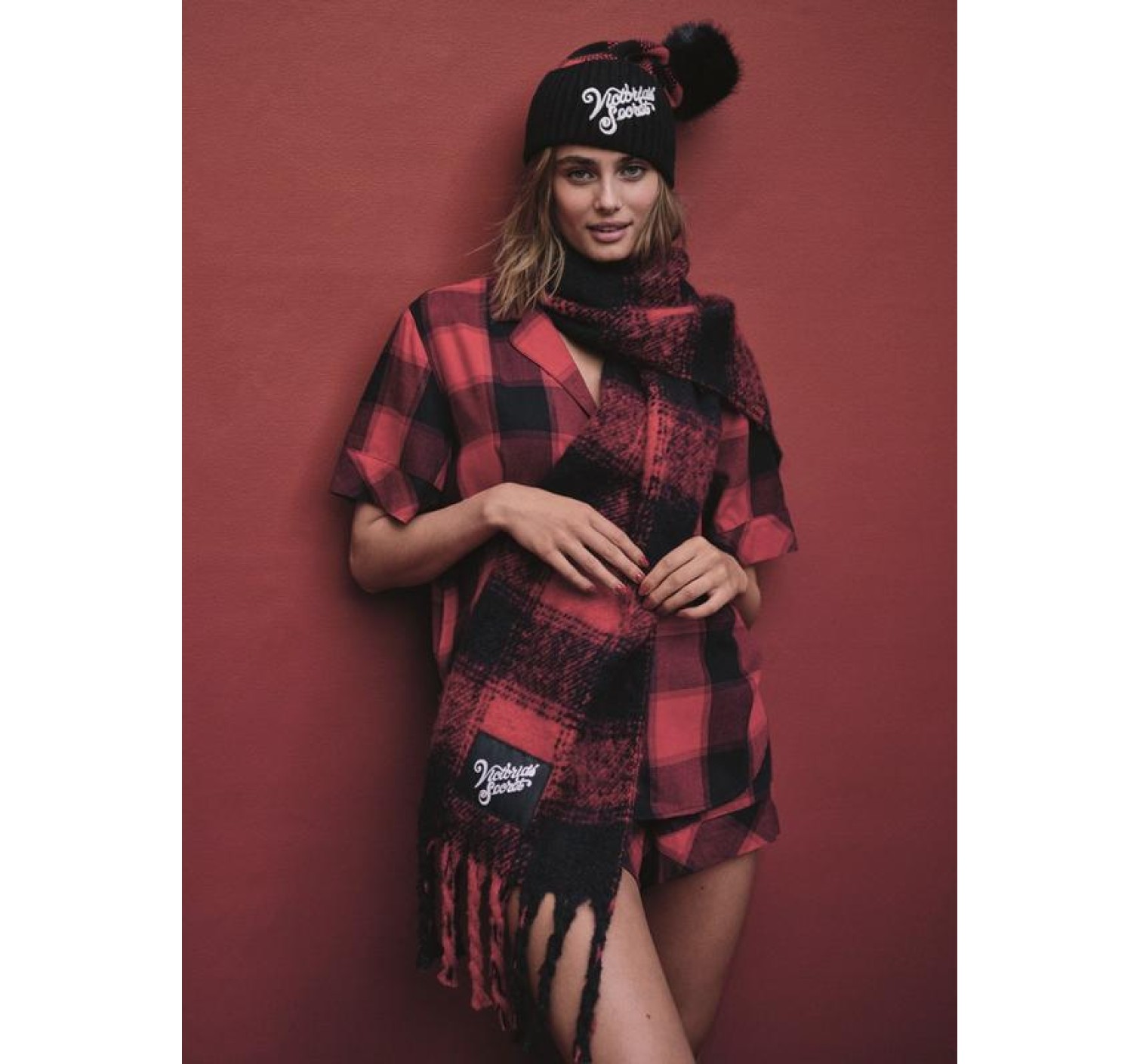 Шапка Victoria’s Secret Red Plaid Pom-pom Hat