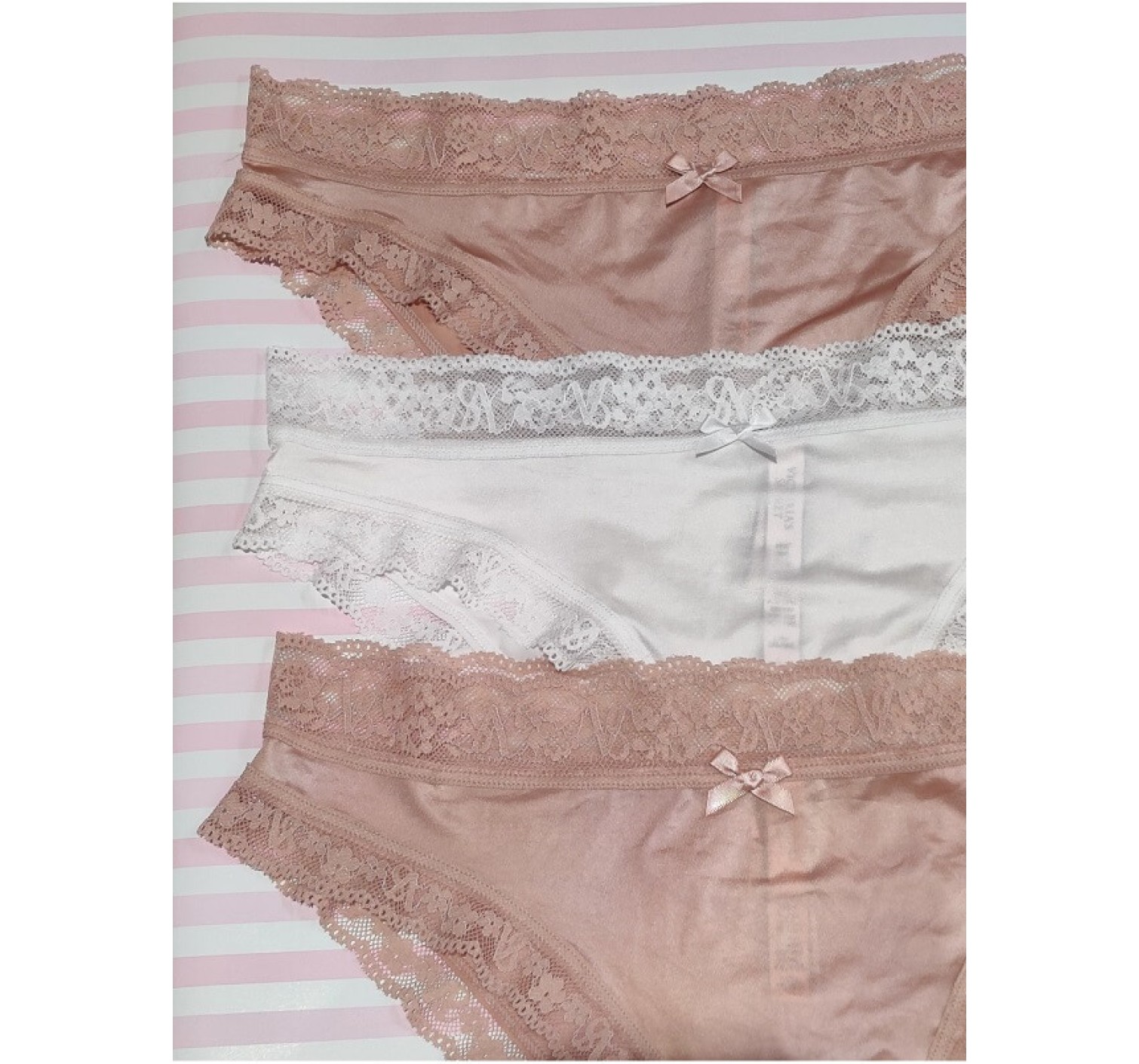 Трусики Victoria’s Secret Very Sexy White Lace Bikini panty